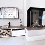 Luxurious With Fireplace And Garden Lägenhet