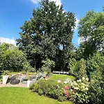 Lägenhet Luxurious With Fireplace And Garden