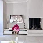 Luxurious With Fireplace And Garden Lägenhet