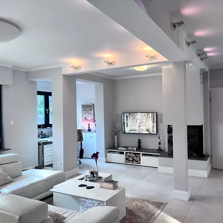 Luxurious With Fireplace And Garden