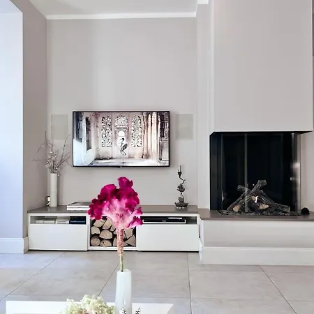 Luxurious With Fireplace And Garden Appartement