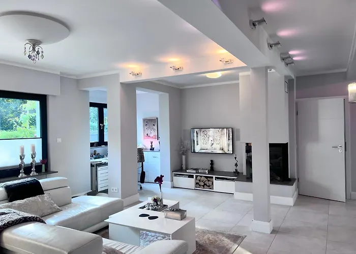 Luxurious With Fireplace And Garden