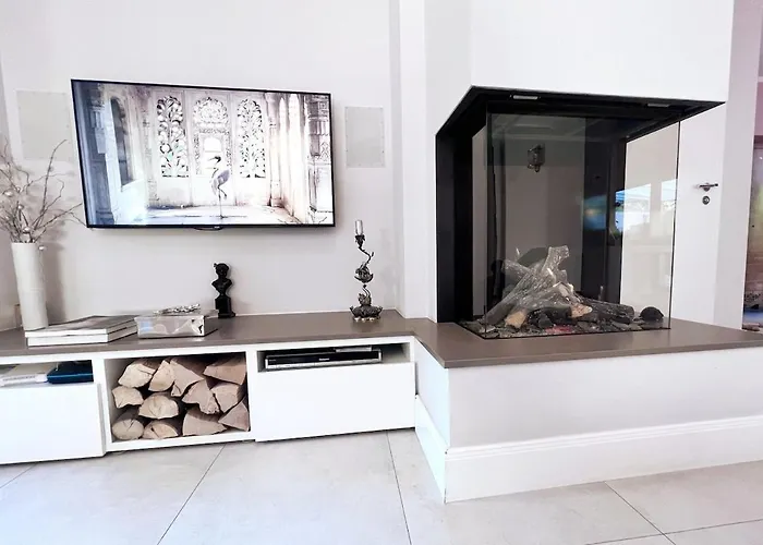 Luxurious With Fireplace And Garden Apartman